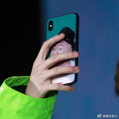 贾乃亮手机壳上的几个字让人心酸，原来明星的手机壳都这么有故事