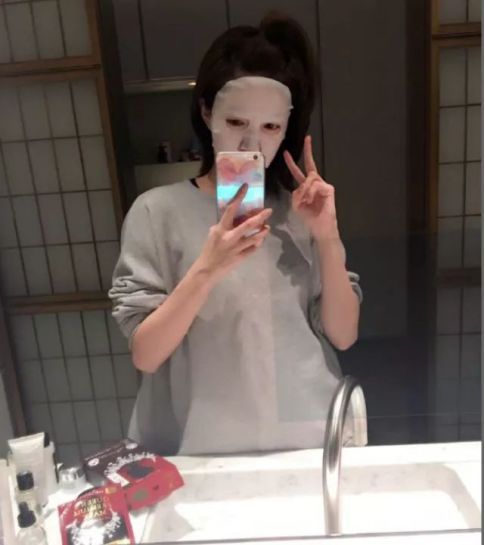 江疏影和谢娜都曾经在自己微博po过敷面膜的图片,敷的就是来自日本的