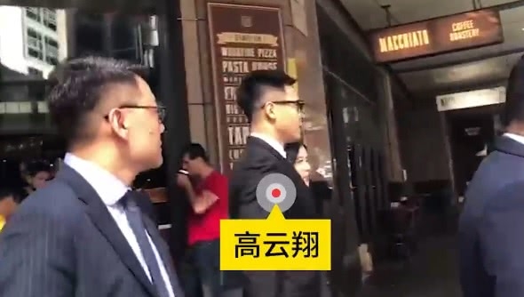 高云翔正式庭审：理新发型面带笑意出庭，颜值回到明星状态