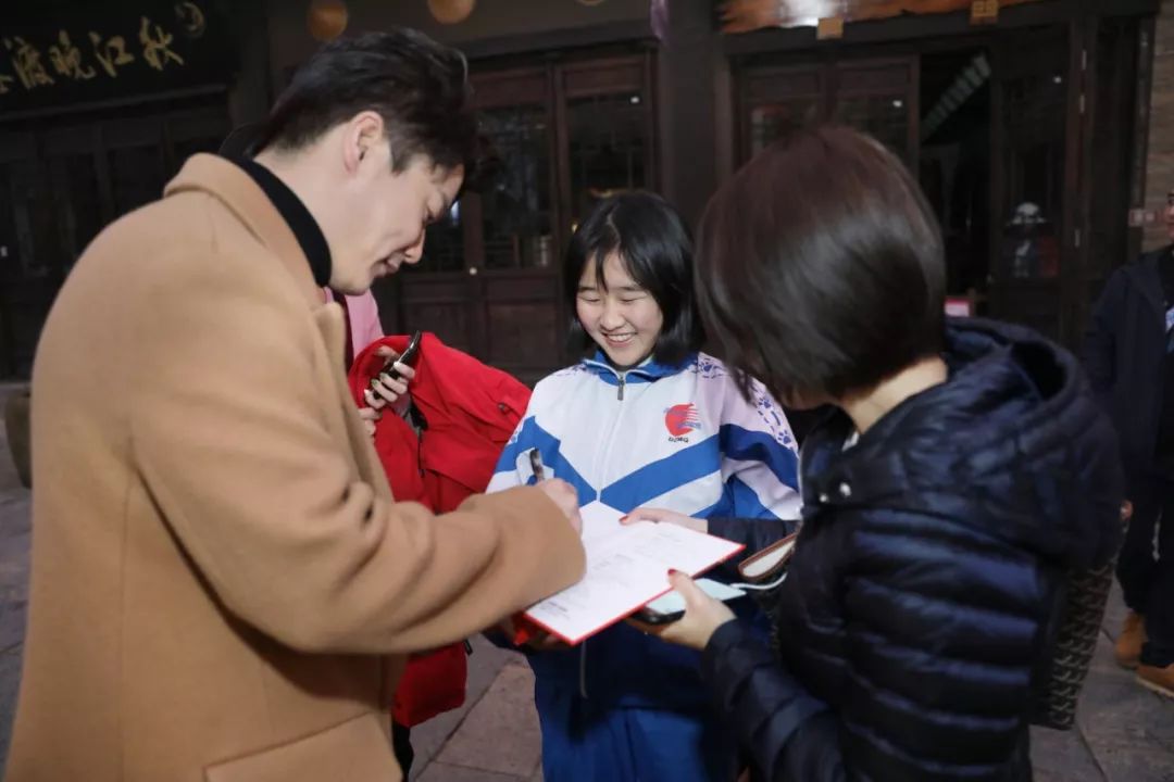 资讯 | 明星“镇长”如何执政？“老男孩”肖央丹寨挖宝