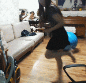 搞笑gif:哎呀,妈呀!差点撞上了!