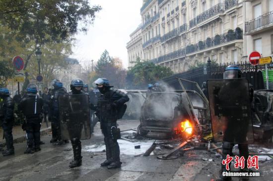 “黄背心”又示威法国如临大敌：景点闭门 装甲车上阵