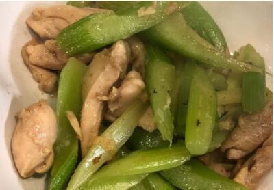 阿娇晒减肥餐，网友：突然觉得自己吃的饭好寒酸