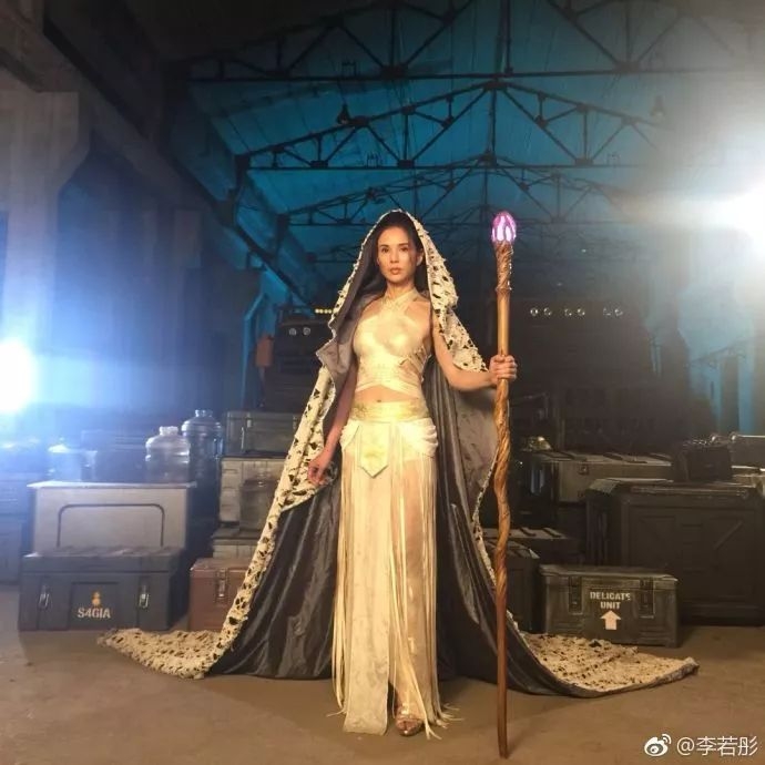 她疯了，正爆红却为爱退圈还被分手了，无脑恋爱