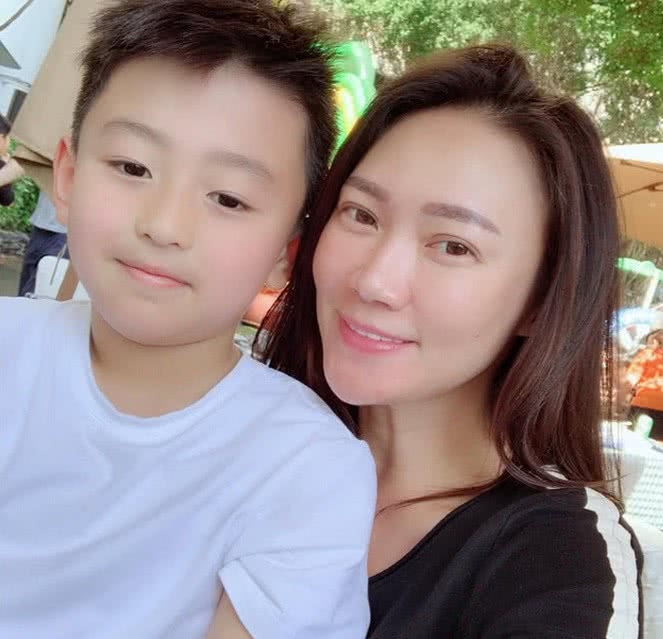 张柏芝紧握儿子小手送其上学，小儿子打扮酷帅，很像谢霆锋小时候