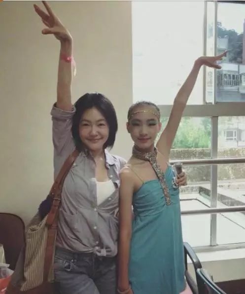 小S女儿新照靓过妈妈！这位明星因女儿被群嘲，想出国隐退