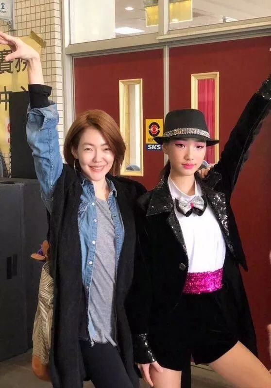 小S女儿新照靓过妈妈！这位明星因女儿被群嘲，想出国隐退