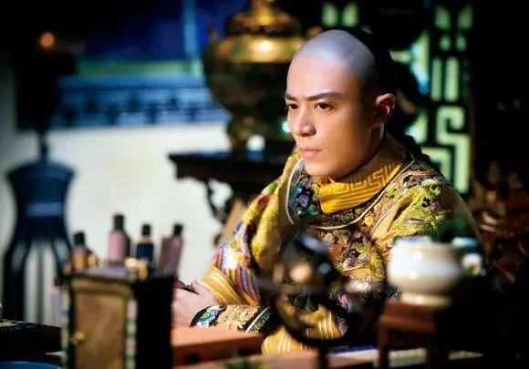 霍建华“神隐”几个月后现身发福，独自出席活动没带助理！