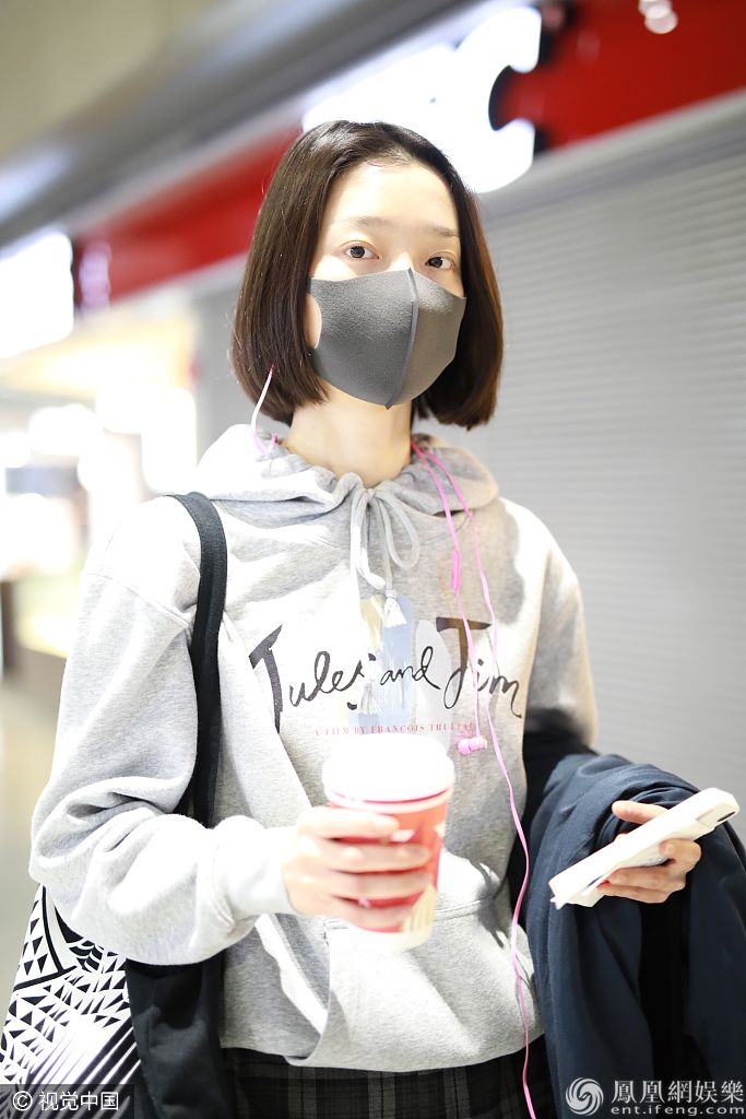 杜鹃穿卫衣+格纹裤清新灵动 素颜现身少女感爆棚
