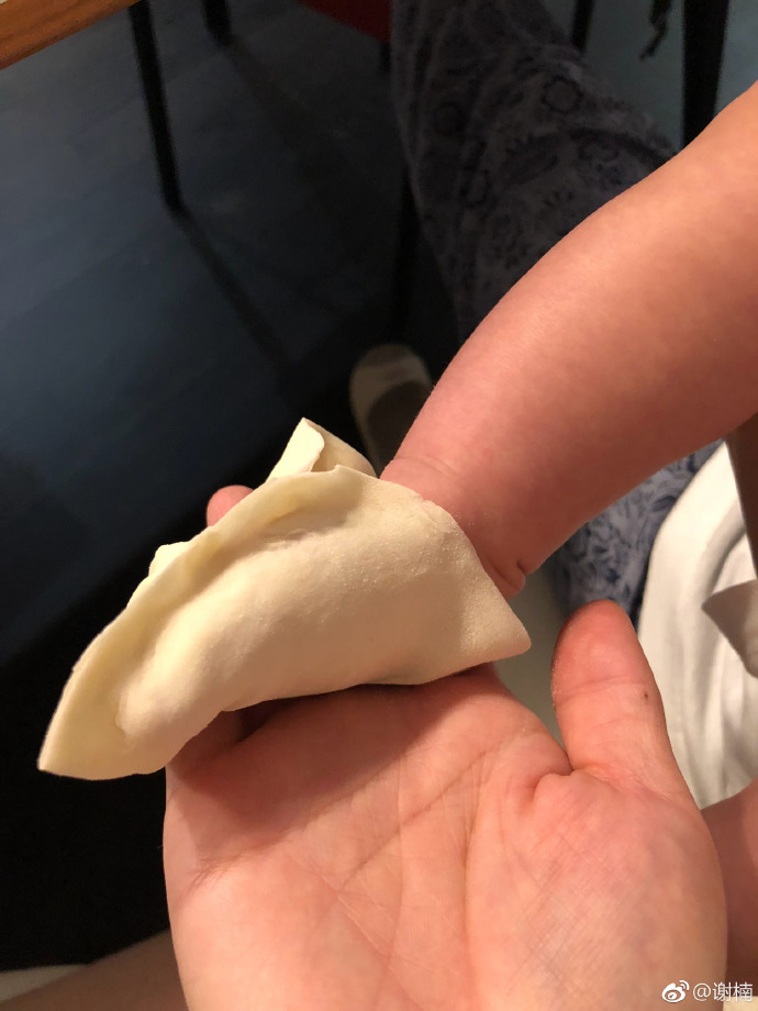 谢楠用儿子的脚包饺子？网友都喊吴京把他吃了