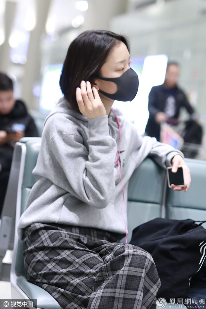 杜鹃穿卫衣+格纹裤清新灵动 素颜现身少女感爆棚