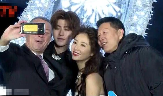 林心如烫了个泡面头被赞和蔡徐坤无年龄差，网友：根本就是妈妈带儿子
