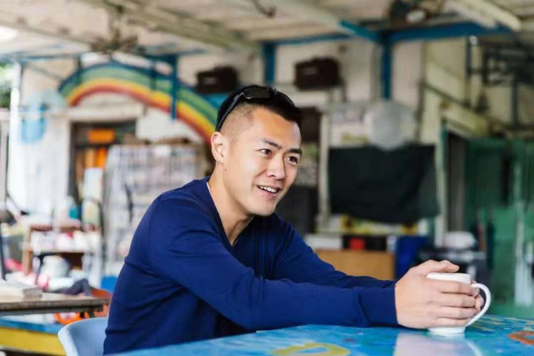 他是北大最年轻校董，资产百亿仍挤地铁，父亲称女星收割机