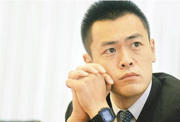 他是北大最年轻校董，资产百亿仍挤地铁，父亲称女星收割机