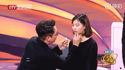 华少给女儿涂口红，除了长胖，网友发现他的头发越来越少了！