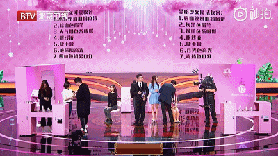 华少给女儿涂口红，除了长胖，网友发现他的头发越来越少了！