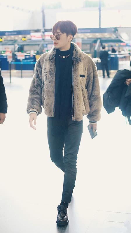王嘉尔穿皮草外套走机场,穿上皮裤和皮鞋,贵气
