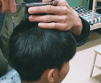 四川大一男生寝室开理发店,剪一次只收5,6块!网友:别人家的室友