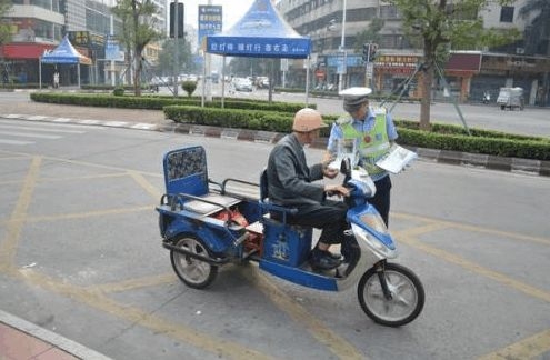 再过4个月，电动车没有驾照将禁止上路，老农3句话说出了农民心声