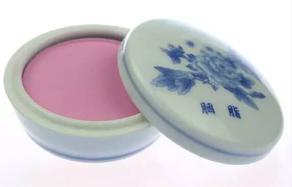 佟丽娅这种神仙都hold不住刷爆朋友圈的故宫口红？吴谨言却赢了…