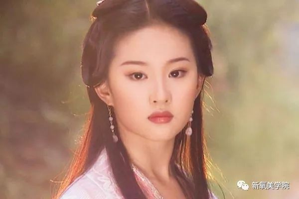 陈坤签的新人这个鼻子假体有点夸张哦！