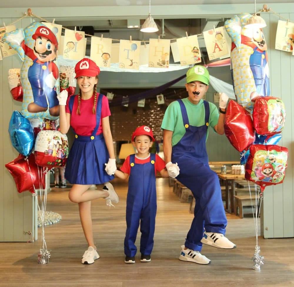 应采儿吃孕期补充剂？港媒还拍到她穿宽松衣服带Jasper购物