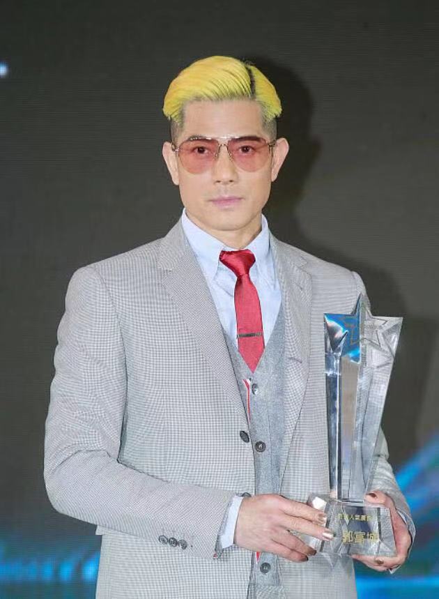 郭富城染了一头金发走红毯，但手指甲才是亮点