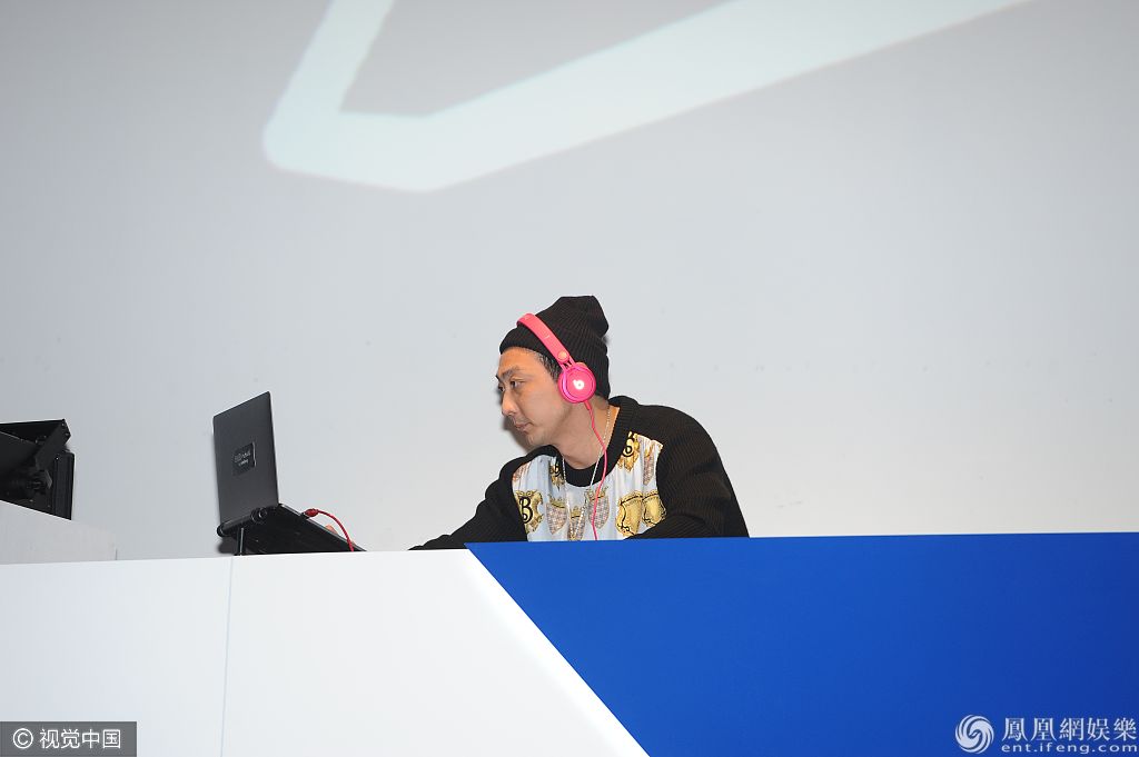 林允白裙清纯亮相脸型无变化 回眸甩发气质撩人笑容甜美