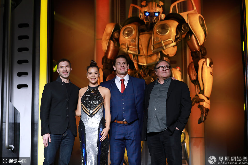 约翰塞纳宣传《大黄蜂》中超6 和海莉·斯坦菲尔德亲密耳语