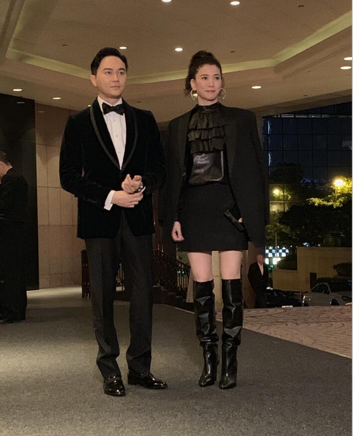 两大女神刘嘉玲、关之琳穿深V裙斗艳，惊呆众人