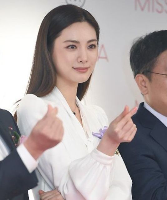 超越刘亦菲连续两年被评为亚洲最美的她，突然肿成这样了？