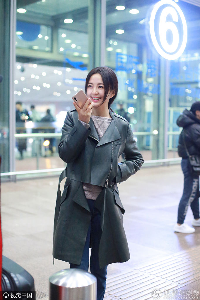 杨童舒保暖装扮“养生式“走机场  坐行李箱语聊秀出大长腿