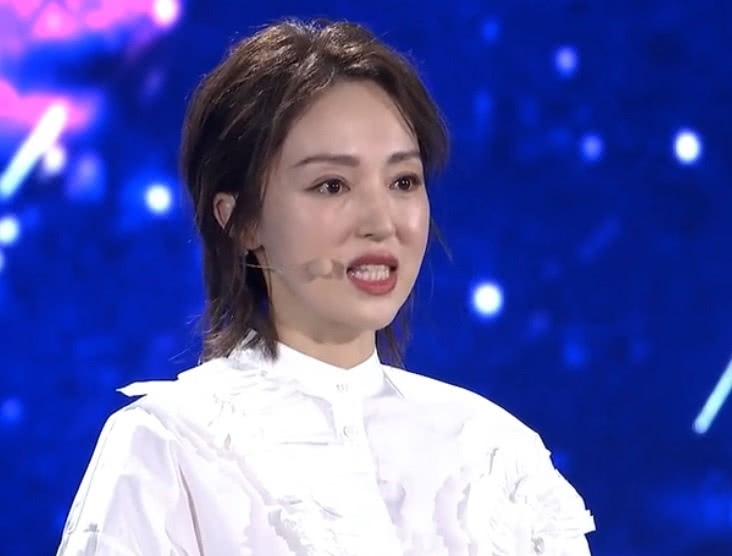 董璇首次回应老公高云翔事件:眼泛泪光的她,却始终没有流下来