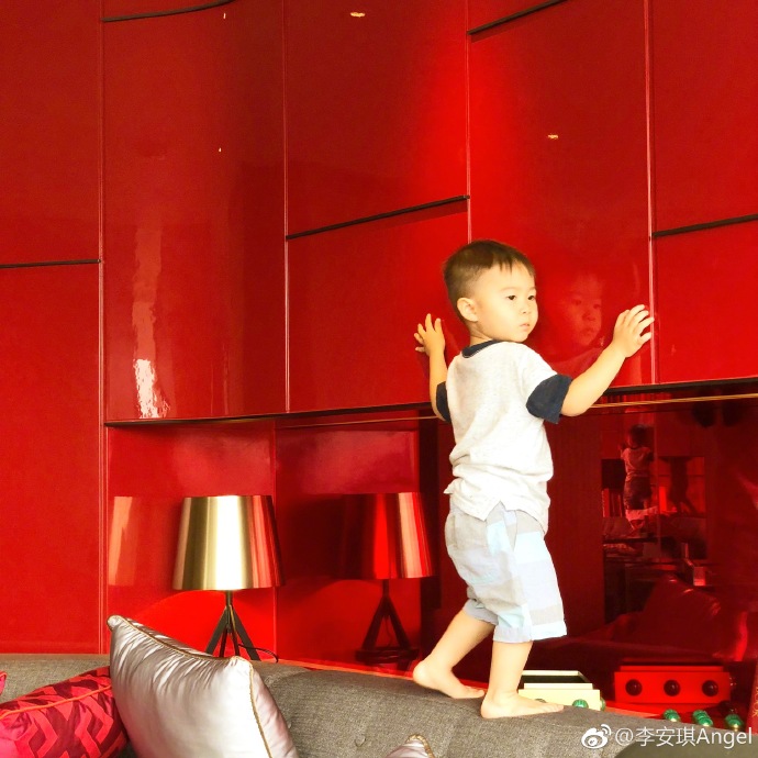 李小鹏儿子才2岁啊,站姿比奥莉还撩人,网友:深得李安琪大长腿的真传!