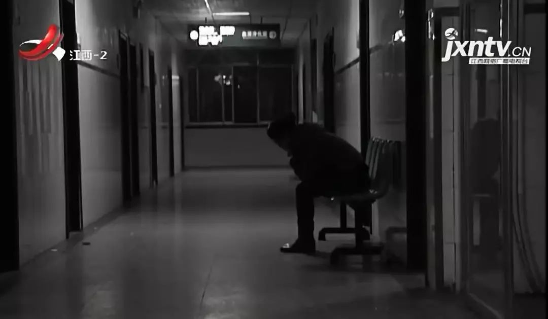 父亲的墓碑样纸上，突然出现了让人意外的名字...