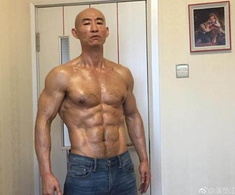 流浪艺人狂健身,《亮剑》独臂勇士携老婆超市装狠顺利取物