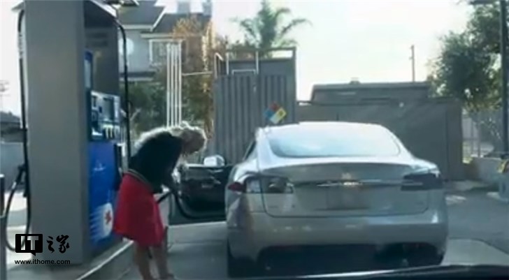 囧科技：怪事，这特斯拉怎么加油啊？