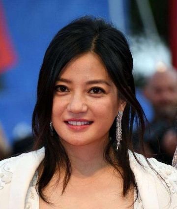 赵薇最新活动竟然瘦出蚂蚁腰，生图更惊艳！