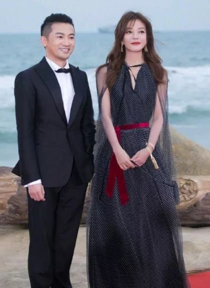 赵薇最新活动竟然瘦出蚂蚁腰，生图更惊艳！