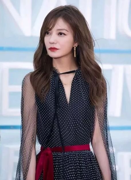 赵薇最新活动竟然瘦出蚂蚁腰，生图更惊艳！