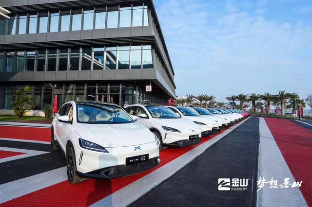 雷军张旋龙求伯君庆祝金山30周年：向员工送出30辆小鹏汽车