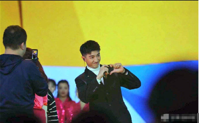 央视元旦晚会彩排李易峰baby现身,吴磊杨紫竟然有点甜?