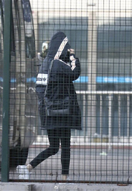 杨幂离婚后首度现身,一身黑衣用手机挡脸