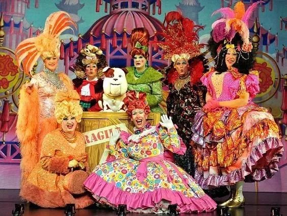 变装皇后：白天在公司上班，晚上在夜场狂欢