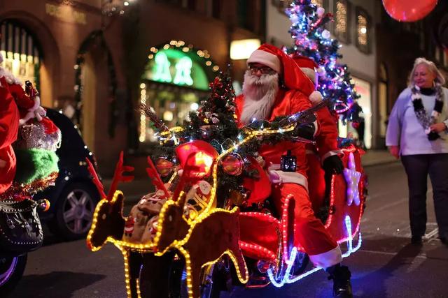 圣诞节,那些不骑驯鹿骑哈雷的圣诞老人们
