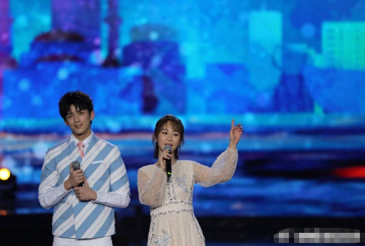 央视元旦晚会彩排李易峰baby现身,吴磊杨紫竟然有点甜?