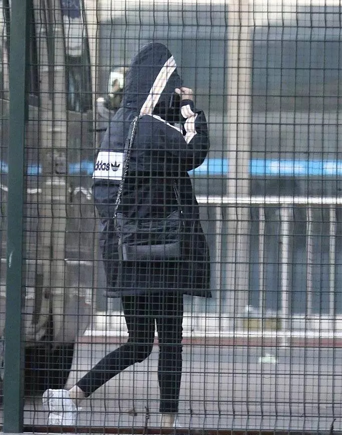 杨幂离婚后首次现身!素颜出行面容憔悴,被曝跟刘恺威分开团队!