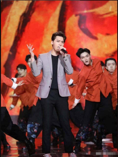 央视元旦晚会彩排李易峰baby现身,吴磊杨紫竟然有点甜?