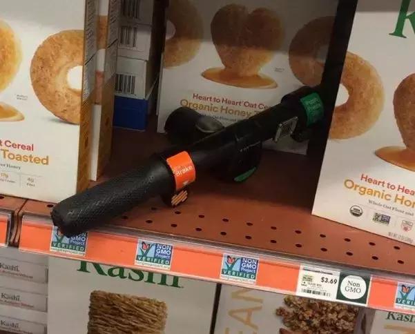 挂在电线杆上的共享单车，成了最疯狂的行为艺术