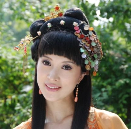 说自己天生只适合演公主，因为长得太洋气？是嫁入豪门给她的勇气吗？